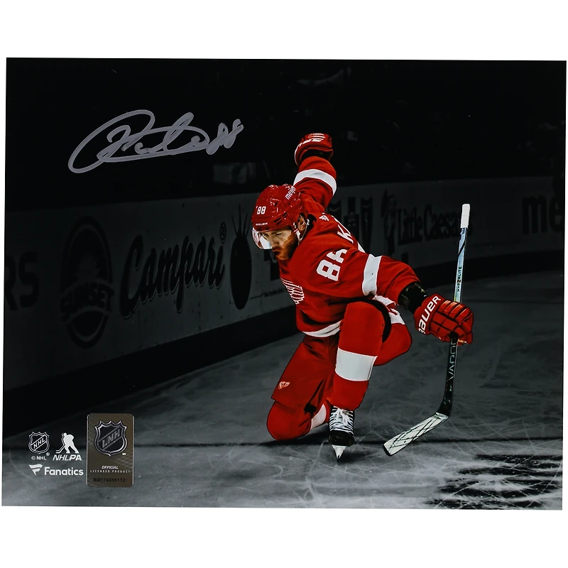 Photographie autographiée de 8" x 10" de Patrick Kane, Red Wings de Detroit, en vedette de la célébration