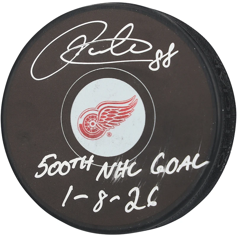 Rondelle de hockey autographiée par Patrick Kane des Red Wings de Détroit avec inscription « 500e match de la LNH, 1-8-26 »
