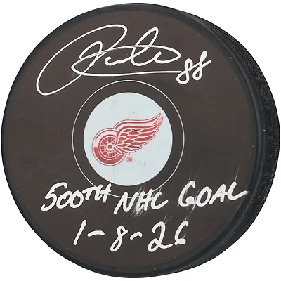Rondelle de hockey autographiée par Patrick Kane des Red Wings de Détroit avec inscription « 500e match de la LNH, 1-8-26 »