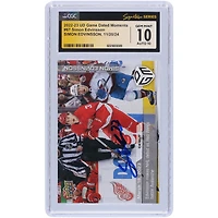 Simon Edvinsson Detroit Red Wings Autographié 2022-23 Upper Deck Game Dated Moments Fait ses débuts dans la LNH alors que les Red Wings combattent l'Avalanche #67 #/1199 Les fanatiques de CGC ont été témoins d'une carte recrue authentifiée 10/10