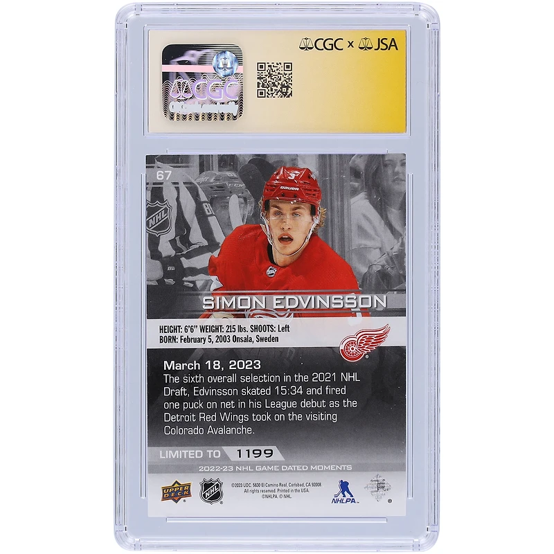 Simon Edvinsson Detroit Red Wings Autographié 2022-23 Upper Deck Game Dated Moments Fait ses débuts dans la LNH alors que les Red Wings combattent l'Avalanche #67 #/1199 Les fanatiques de CGC ont été témoins d'une carte recrue authentifiée 10/10