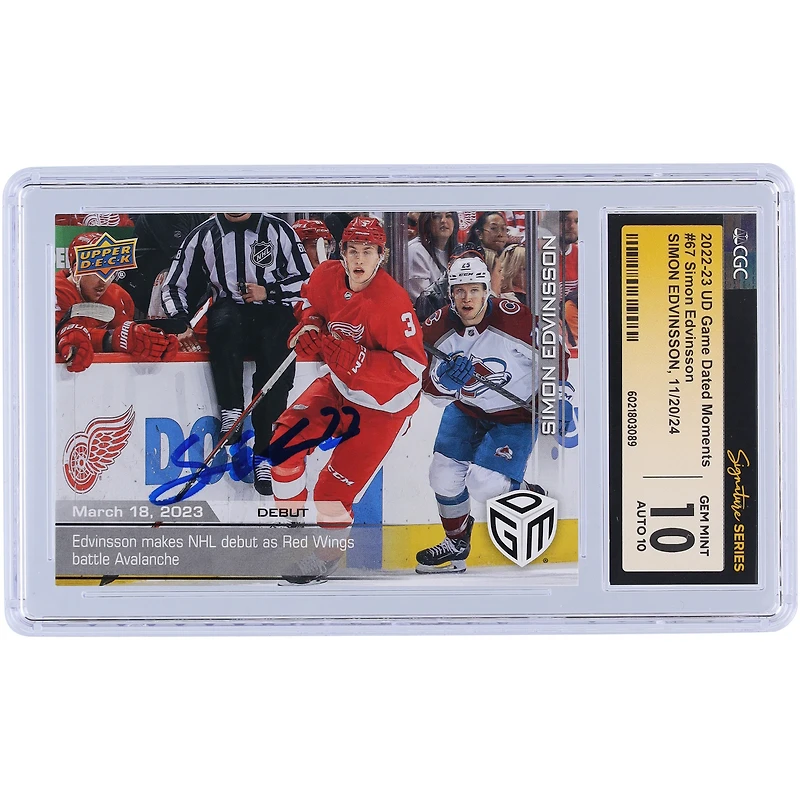 Simon Edvinsson Detroit Red Wings Autographié 2022-23 Upper Deck Game Dated Moments Fait ses débuts dans la LNH alors que les Red Wings combattent l'Avalanche #67 #/1199 Les fanatiques de CGC ont été témoins d'une carte recrue authentifiée 10/10