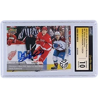 Simon Edvinsson Detroit Red Wings Autographié 2022-23 Upper Deck Game Dated Moments Fait ses débuts dans la LNH alors que les Red Wings combattent l'Avalanche #67 #/1199 Les fanatiques de CGC ont été témoins d'une carte recrue authentifiée 10/10