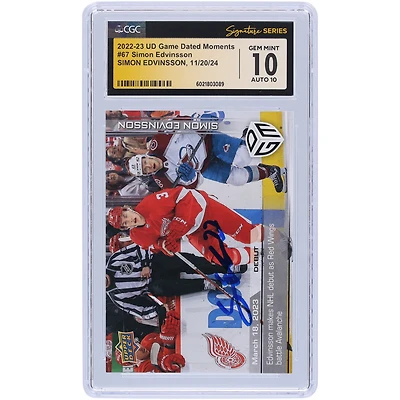 Simon Edvinsson Detroit Red Wings Autographié 2022-23 Upper Deck Game Dated Moments Fait ses débuts dans la LNH alors que les Red Wings combattent l'Avalanche #67 #/1199 Les fanatiques de CGC ont été témoins d'une carte recrue authentifiée 10/10