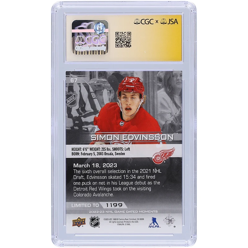 Simon Edvinsson Detroit Red Wings Autographié 2022-23 Upper Deck Game Dated Moments Fait ses débuts dans la LNH alors que les Red Wings combattent l'Avalanche #67 #/1199 Les fanatiques de CGC ont été témoins d'une carte recrue authentifiée 9/10