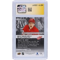 Simon Edvinsson Detroit Red Wings Autographié 2022-23 Upper Deck Game Dated Moments Fait ses débuts dans la LNH alors que les Red Wings combattent l'Avalanche #67 #/1199 Les fanatiques de CGC ont été témoins d'une carte recrue authentifiée 9/10