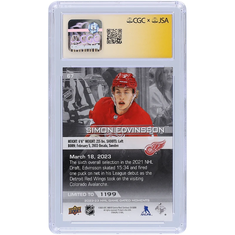 Simon Edvinsson Detroit Red Wings Autographié 2022-23 Upper Deck Game Dated Moments fait ses débuts dans la LNH alors que les Red Wings affrontent l'Avalanche #67 #/1199 Les fanatiques de CGC ont été témoins de la carte recrue authentifiée Auto 10