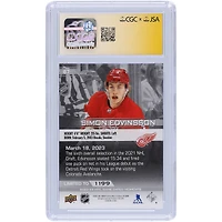 Simon Edvinsson Detroit Red Wings Autographié 2022-23 Upper Deck Game Dated Moments fait ses débuts dans la LNH alors que les Red Wings affrontent l'Avalanche #67 #/1199 Les fanatiques de CGC ont été témoins de la carte recrue authentifiée Auto 10