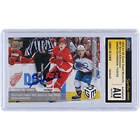 Simon Edvinsson Detroit Red Wings Autographié 2022-23 Upper Deck Game Dated Moments fait ses débuts dans la LNH alors que les Red Wings affrontent l'Avalanche #67 #/1199 Les fanatiques de CGC ont été témoins de la carte recrue authentifiée Auto 10