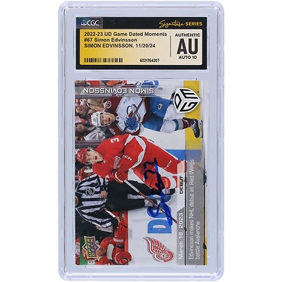 Simon Edvinsson Detroit Red Wings Autographié 2022-23 Upper Deck Game Dated Moments fait ses débuts dans la LNH alors que les Red Wings affrontent l'Avalanche #67 #/1199 Les fanatiques de CGC ont été témoins de la carte recrue authentifiée Auto 10
