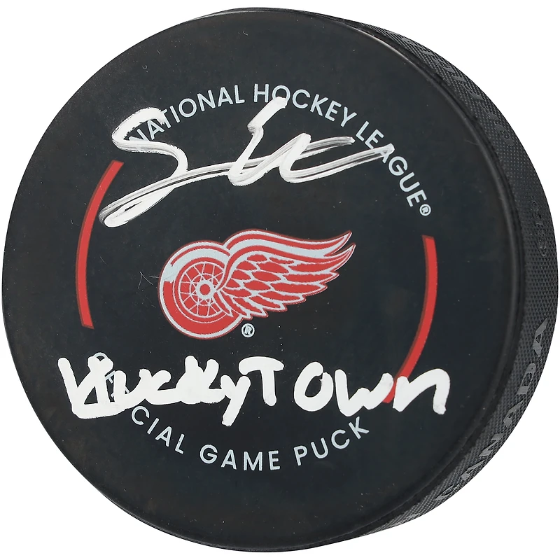 Rondelle de match officielle autographiée par Simon Edvinsson des Red Wings de Détroit avec inscription « Hockeytown »