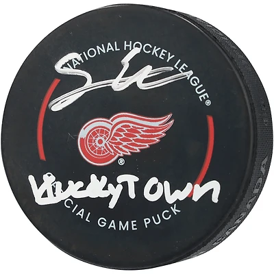Rondelle de match officielle autographiée par Simon Edvinsson des Red Wings de Détroit avec inscription « Hockeytown »
