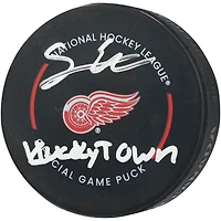 Rondelle de match officielle autographiée par Simon Edvinsson des Red Wings de Détroit avec inscription « Hockeytown »