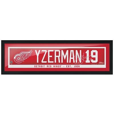Steve Yzerman Detroit Red Wings 6 '' x 22 '' Réplique encadrée Autographe Nom des anciens - Bar
