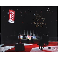 Photo de Steve Yzerman, joueur des Red Wings de Détroit, autographiée lors de la soirée de retrait de son maillot (40,6 x 50,8 cm), avec inscription « 3 fois champion de Caroline du Sud » - n