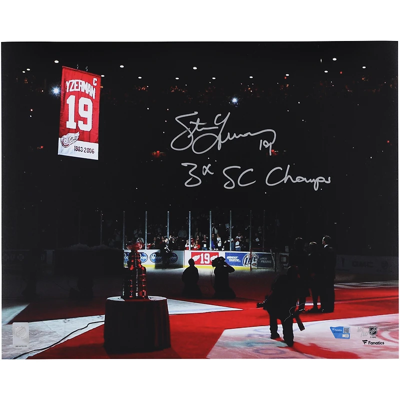 Photo de Steve Yzerman, joueur des Red Wings de Détroit, autographiée lors de la soirée de retrait de son maillot (40,6 x 50,8 cm), avec inscription « 3 fois champion SC » - Édition limitée n° 10/10