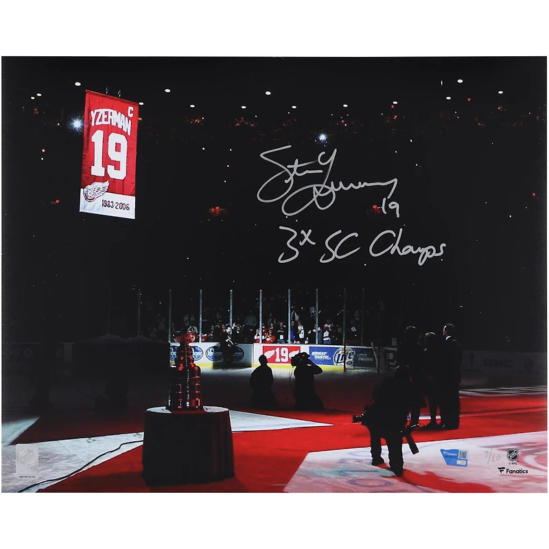 Photo dédicacée de Steve Yzerman (Red Wings de Détroit) lors de la soirée de retrait de son maillot (40,6 x 50,8 cm) avec inscription « 3 fois champion SC » - Édition limitée à 10 exemplaires