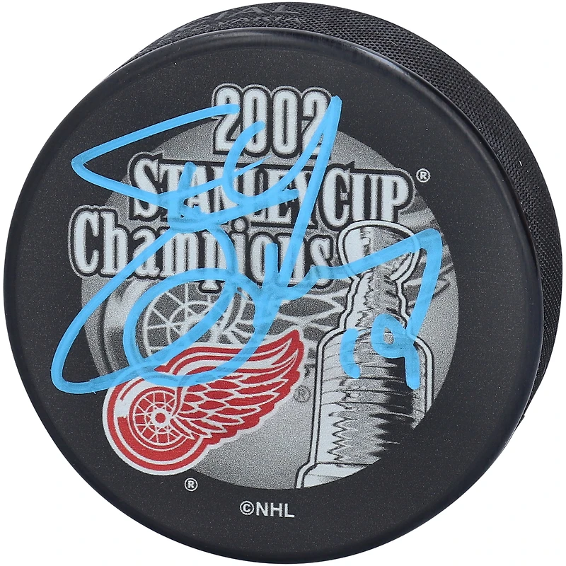 Rondelle de hockey autographiée par Steve Yzerman, des Red Wings de Détroit, commémorant les champions de la Coupe Stanley 2002