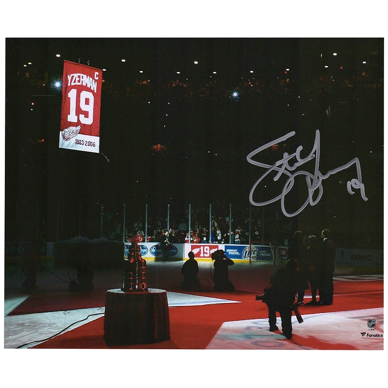 Photographie autographiée de Steve Yzerman des Red Wings de Detroit lors de la soirée de départ à la retraite du maillot 8" x 10"
