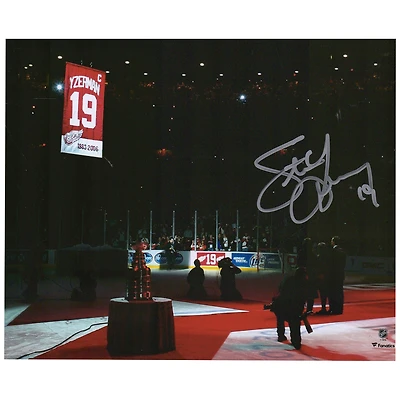 Photographie autographiée de Steve Yzerman des Red Wings de Detroit lors de la soirée de départ à la retraite du maillot 8" x 10"