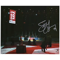 Photographie autographiée de Steve Yzerman des Red Wings de Detroit lors de la soirée de départ à la retraite du maillot 8" x 10"