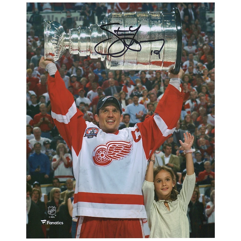 Photographie autographiée de Steve Yzerman des Red Wings de Détroit lors de la levée de la Coupe du monde 2018