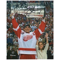 Photographie autographiée de Steve Yzerman des Red Wings de Détroit lors de la levée de la Coupe du monde 2018