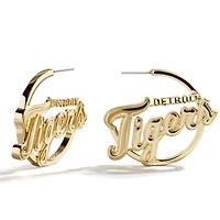Boucles d'oreilles créoles BaubleBar Detroit Tigers avec logo.