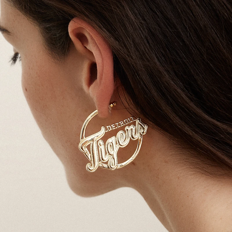 Boucles d'oreilles créoles BaubleBar Detroit Tigers avec logo.