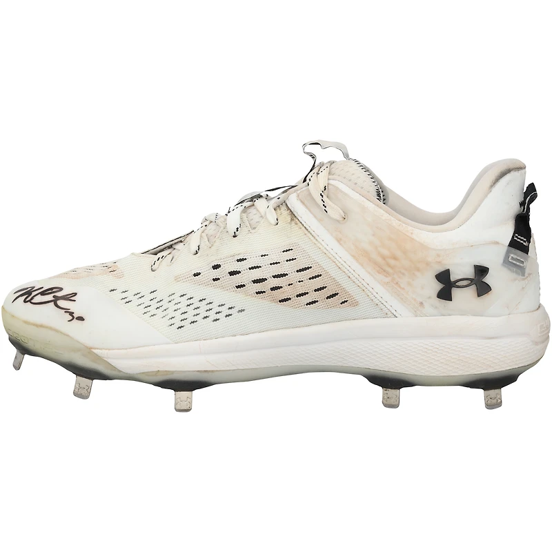 Crampons blancs Under Armour portés en match par Kerry Carpenter (Detroit Tigers) lors de la saison 2024 de la MLB, avec inscription « Portés en match en 2024 » - RG13322361-62