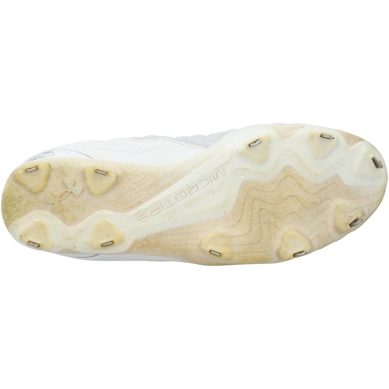 Crampons blancs Under Armour portés par Kerry Carpenter lors d'un match des Tigers de Detroit (saison 2025 de la MLB).