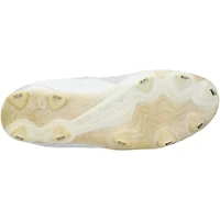 Crampons blancs Under Armour portés par Kerry Carpenter lors d'un match des Tigers de Detroit (saison 2025 de la MLB).