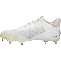 Crampons blancs Under Armour portés par Kerry Carpenter lors d'un match des Tigers de Detroit (saison 2025 de la MLB).