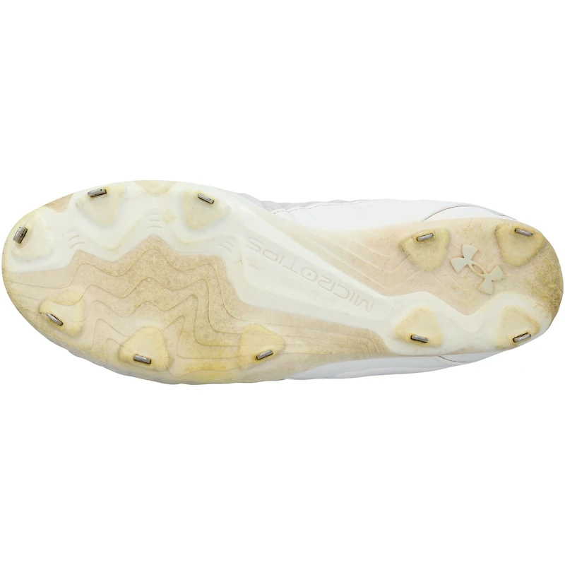 Crampons blancs Under Armour portés par Kerry Carpenter lors d'un match des Tigers de Detroit (saison 2025 de la MLB).