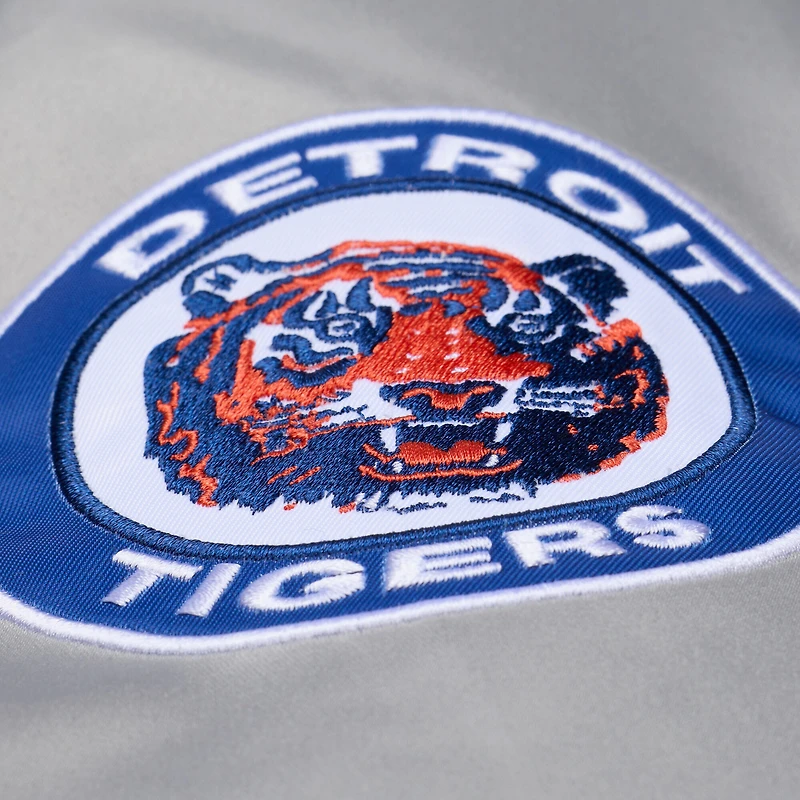 Veste Mitchell & Ness grise pour homme, modèle Thunderstorm Head Coach des Detroit Tigers, en satin léger à boutons-pression.
