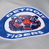 Veste Mitchell & Ness grise pour homme, modèle Thunderstorm Head Coach des Detroit Tigers, en satin léger à boutons-pression.