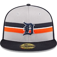 Casquette ajustée 59FIFTY pour hommes des Detroit Tigers 2024 New Era gris entraînement au bâton sur le terrain