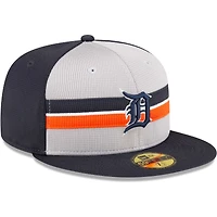 Casquette ajustée 59FIFTY pour hommes des Detroit Tigers 2024 New Era gris entraînement au bâton sur le terrain
