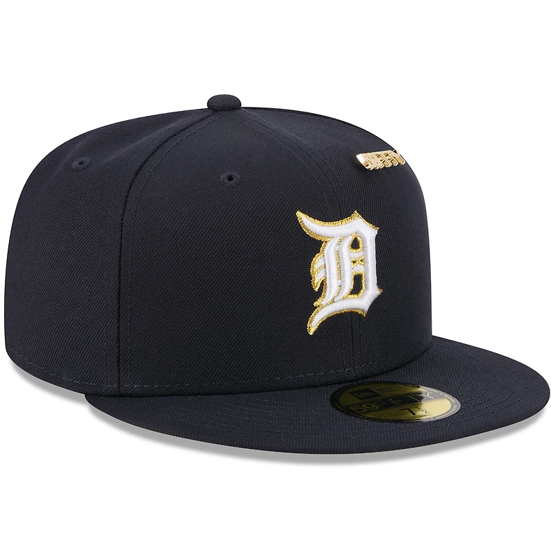 Casquette ajustée 59FIFTY Day 2025 bleu marine des Detroit Tigers pour homme New Era avec épingles