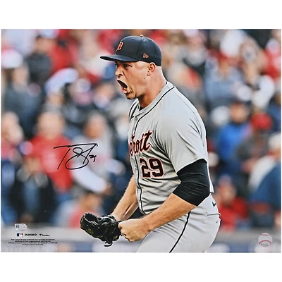 Photo de célébration dédicacée de Tarik Skubal, joueur des Tigers de Detroit (40,6 x 50,8 cm), en pleine exclamation.