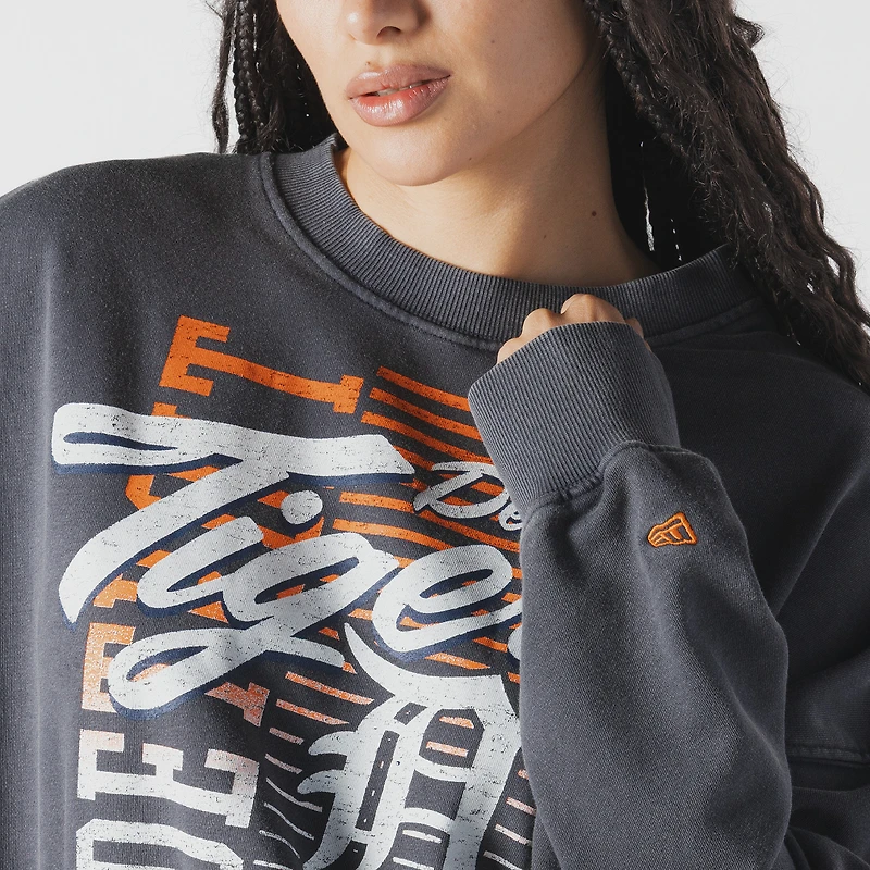 Sweat-shirt court à manches dolmen bleu marine Detroit Tigers pour femme New Era Boxy Mineral Wash