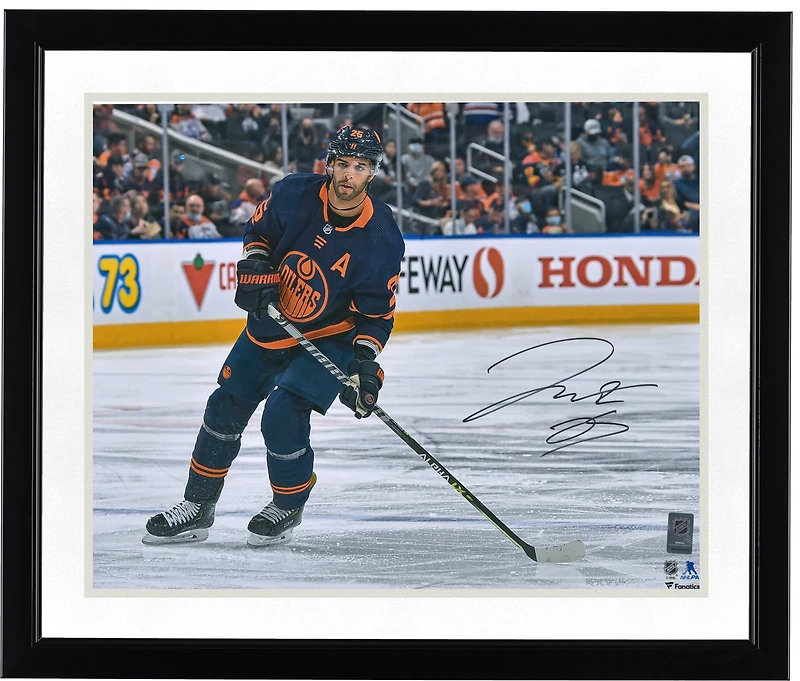 Photo autographiée de Darnell Nurse, joueur des Oilers d'Edmonton, portant un maillot alternatif bleu marine (40,6 x 50,8 cm).