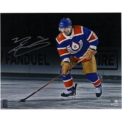 Photographie autographiée de 16" x 20" de Evan Bouchard des Oilers d'Edmonton Heritage Classic 2023 avec rondelle