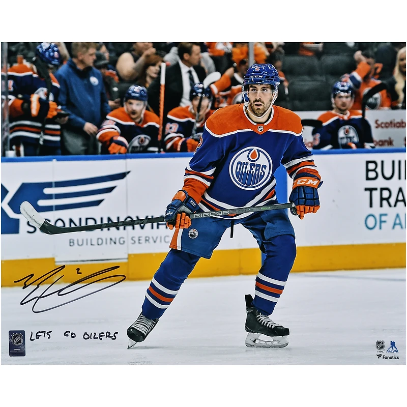 Photographie de patinage autographiée par Evan Bouchard des Oilers d'Edmonton, maillot bleu de 16 po x 20 po, avec l'inscription « Let's Go Oilers! »