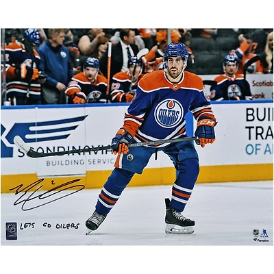 Photo autographiée d'Evan Bouchard (Edmonton Oilers) en tenue bleue (40,6 x 50,8 cm) avec inscription « Allez les Oilers ! »