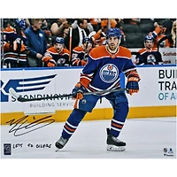 Photo autographiée d'Evan Bouchard (Edmonton Oilers) en tenue bleue (40,6 x 50,8 cm) avec inscription « Allez les Oilers ! »