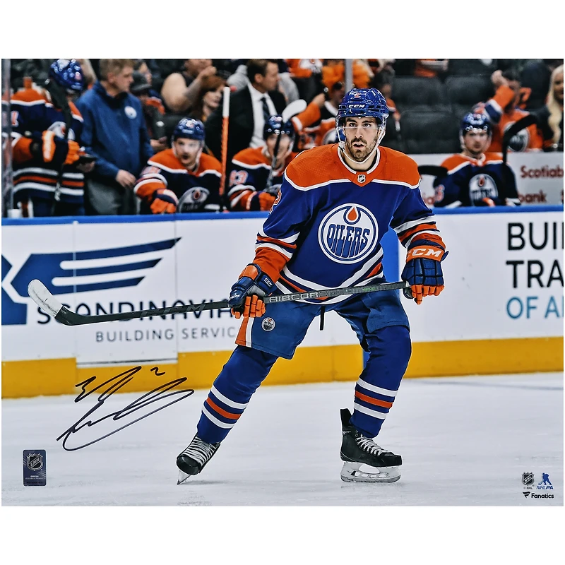 Photo de patinage autographiée d'Evan Bouchard (Edmonton Oilers), maillot bleu, 40 x 50 cm.
