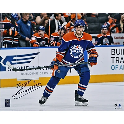 Photo de patinage autographiée d'Evan Bouchard (Edmonton Oilers), maillot bleu, 40 x 50 cm.