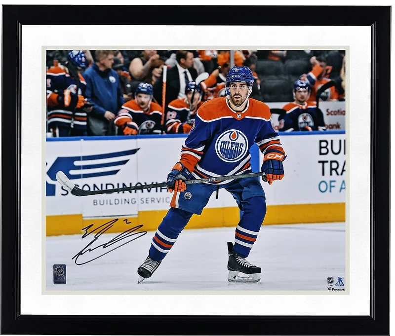 Photo de patinage autographiée d'Evan Bouchard (Edmonton Oilers), maillot bleu, 40 x 50 cm.