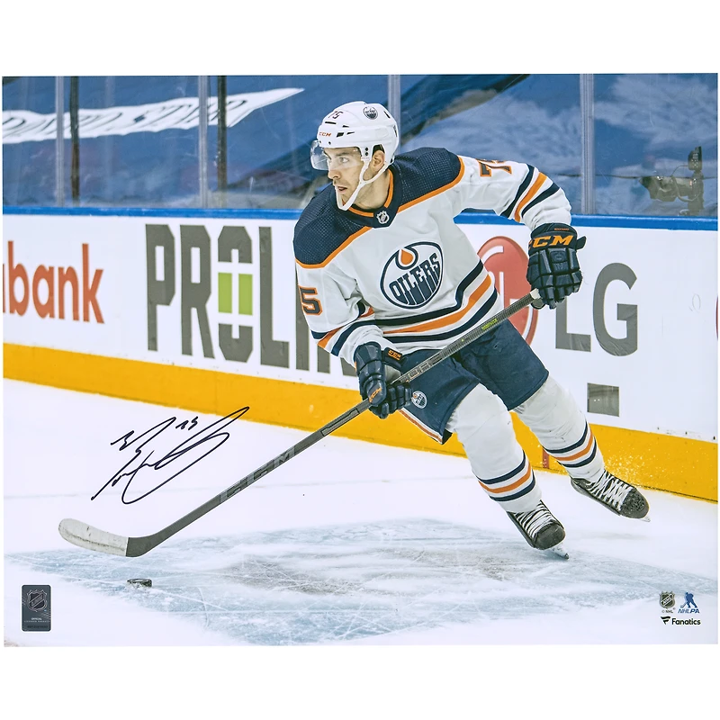 Photographie autographiée du maillot blanc 16'' x 20'' des Oilers d'Edmonton par Evan Bouchard avec rondelle